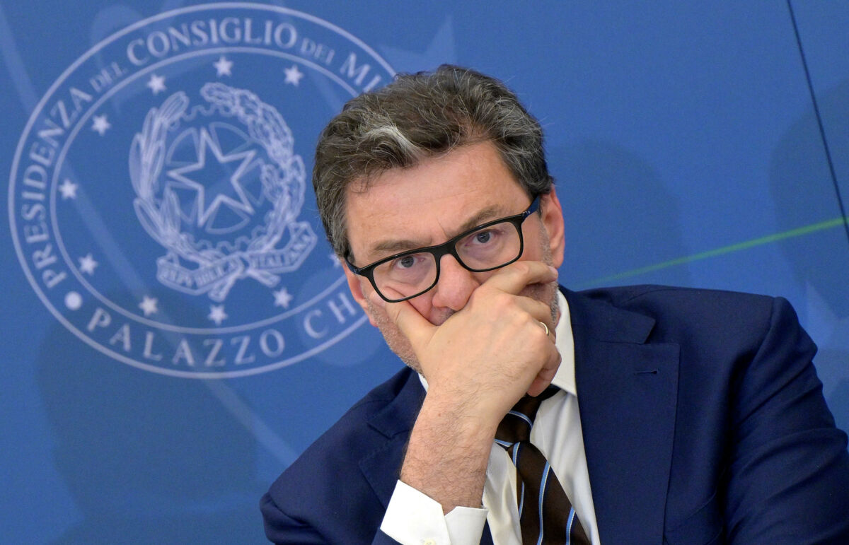 Il ministro dell'Economia, Giancarlo Giorgetti, durante la conferenza stampa di presentazione della Card "Dedicata a te", una carta di pagamento per gli acquisti alimentari di prima necessita', Roma, 11 luglio 2023. ANSA/ETTORE FERRARI