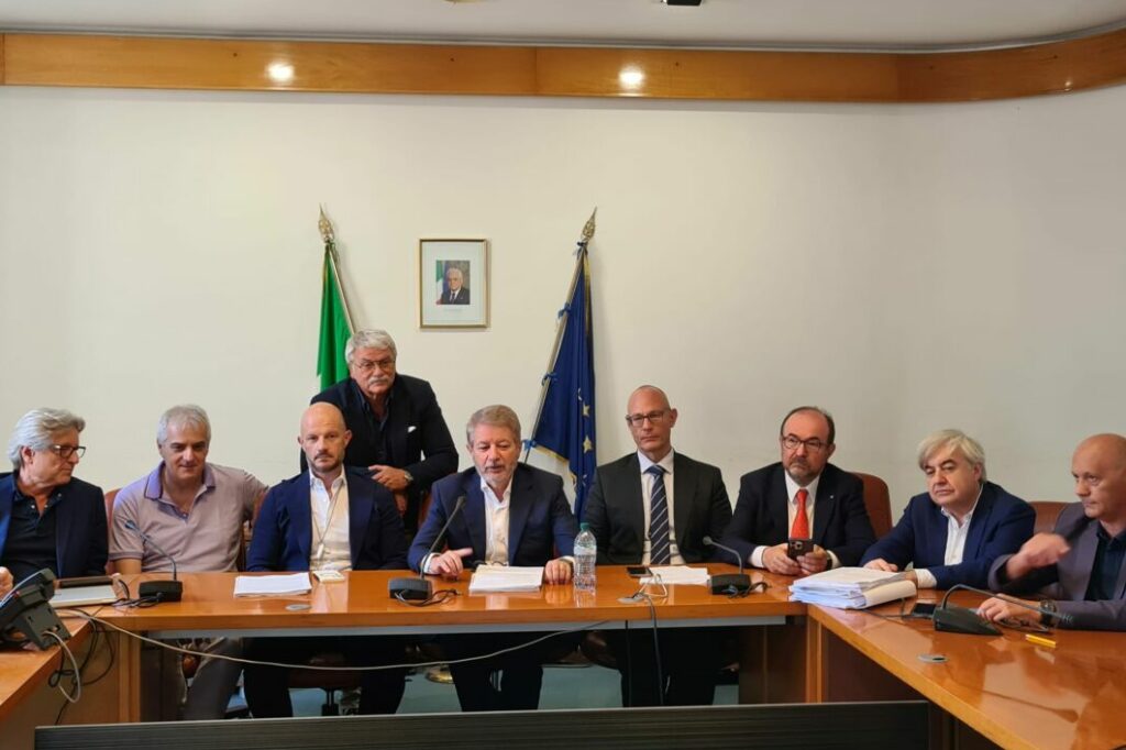 La conferenza per la firma del contratto