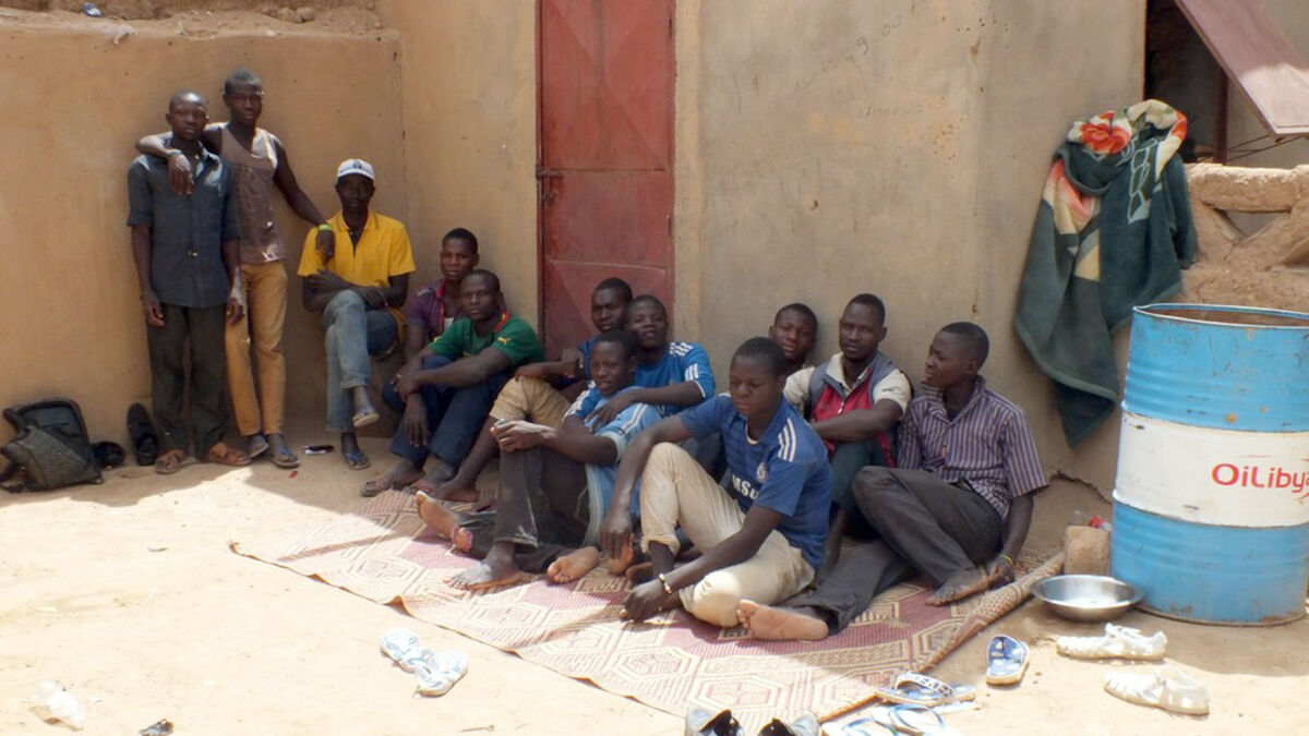 Migrants live in a poor neighbourhood in the city of Agadez in Niger, until they have enough money to continue their journey through the Sahel desert to Libya or Algeria, as part of their journey towards Europe, taken April 27, 2015. Photo: Ali Abdou/dpa