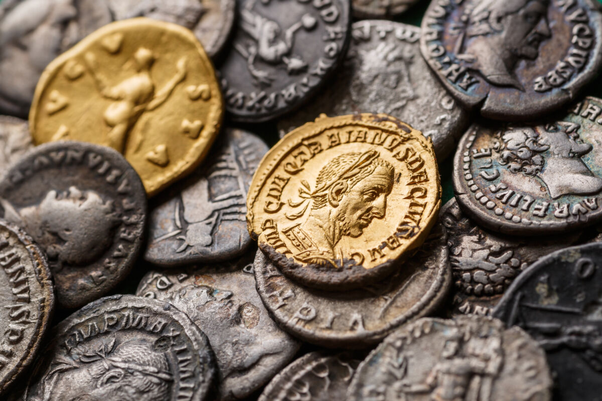 A,Treasure,Of,Roman,Gold,And,Silver,Coins.trajan,Decius.,Ad