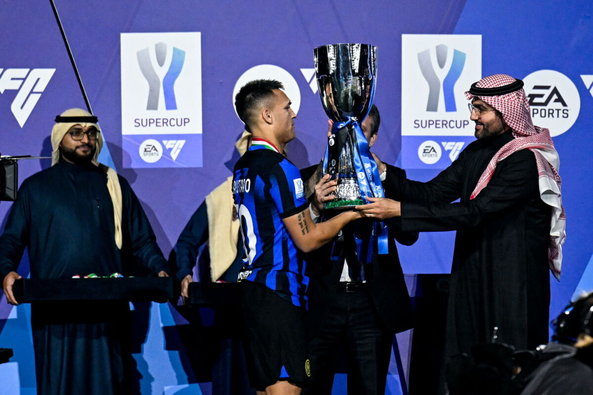 epa11097202 Lautaro Martinez of Inter receives th trophy after winning the Supercoppa Italiana, the Italian Super Cup, final match between SSC Napoli and Inter Milan, in Riyadh, Saudi Arabia, 22 January 2024.  EPA/STRINGER