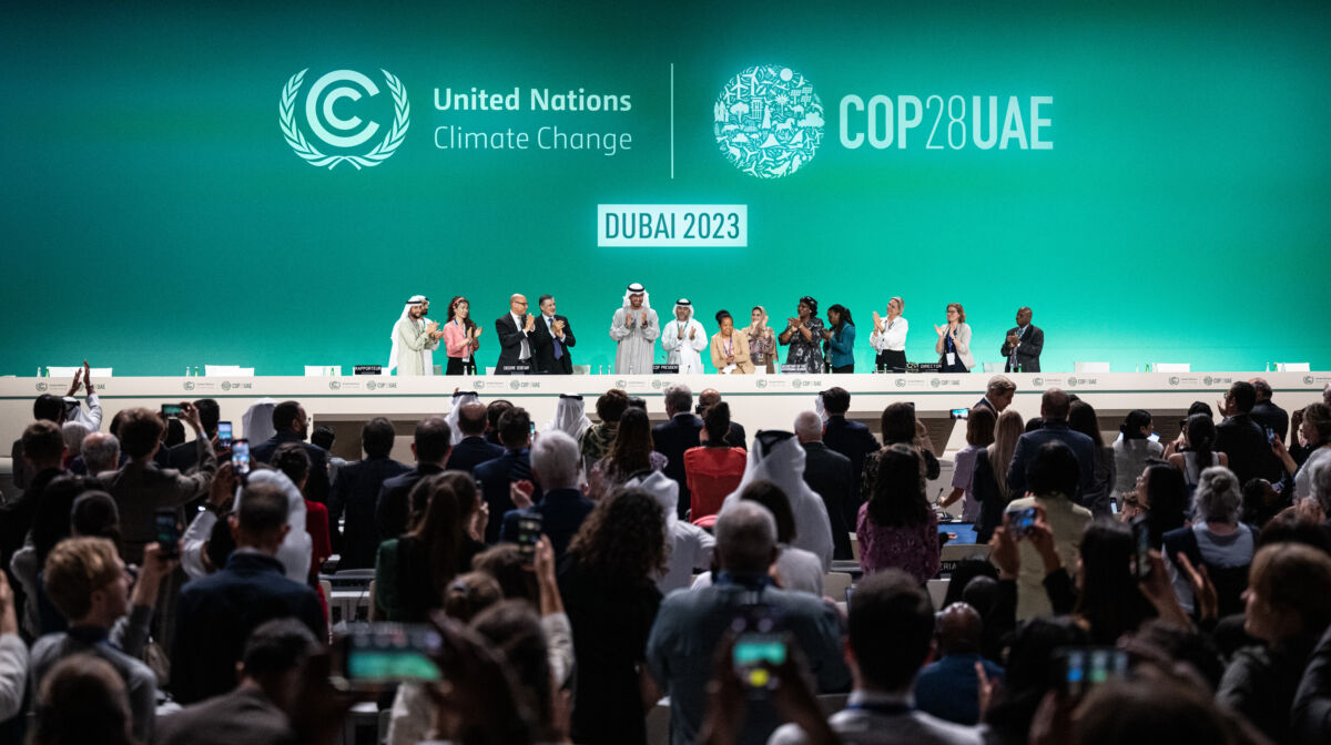 13 December 2023, United Arab Emirates, Dubai: Sultan Ahmed Al-Jaber, President of COP28, (M) and other participants at the conference applaud. On Wednesday morning, the COP presidency presented a revised draft of the final text. Although it has been tightened up, it does not contain a clear end to fossil fuels. Photo: Hannes P. Albert/dpa