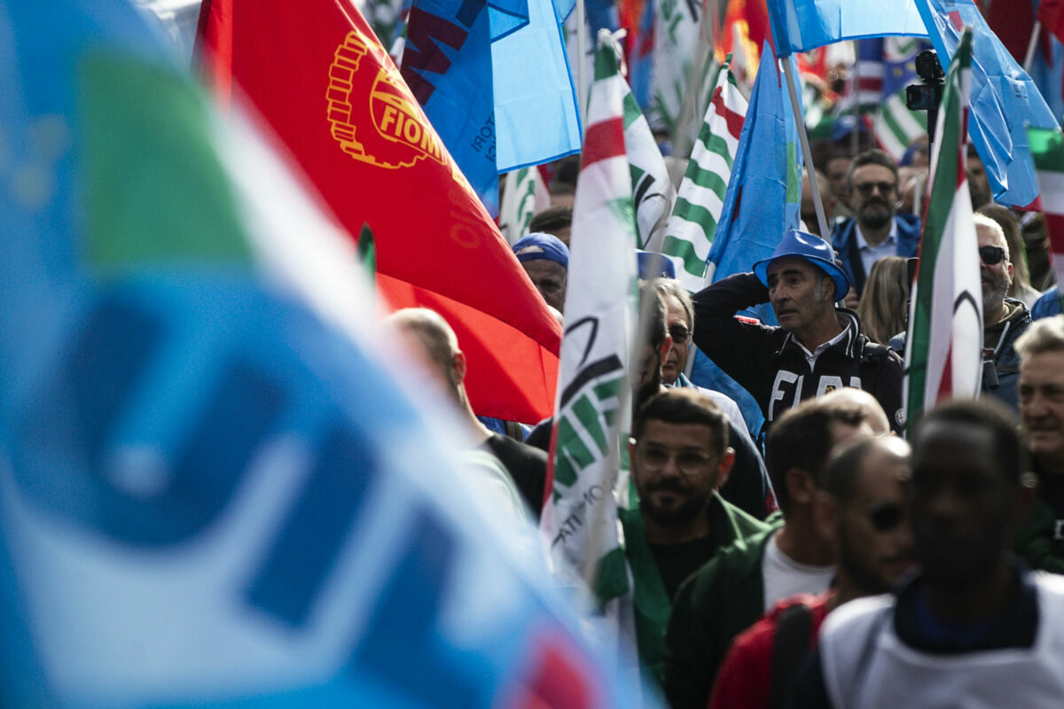 Un momento della manifestazione di fim, fiom, uilm ed i lavoratori di Stellantis, per lo sciopero generale unitario del settore automotive, Roma, 18 ottobre 2024. ANSA/ANGELO CARCONI