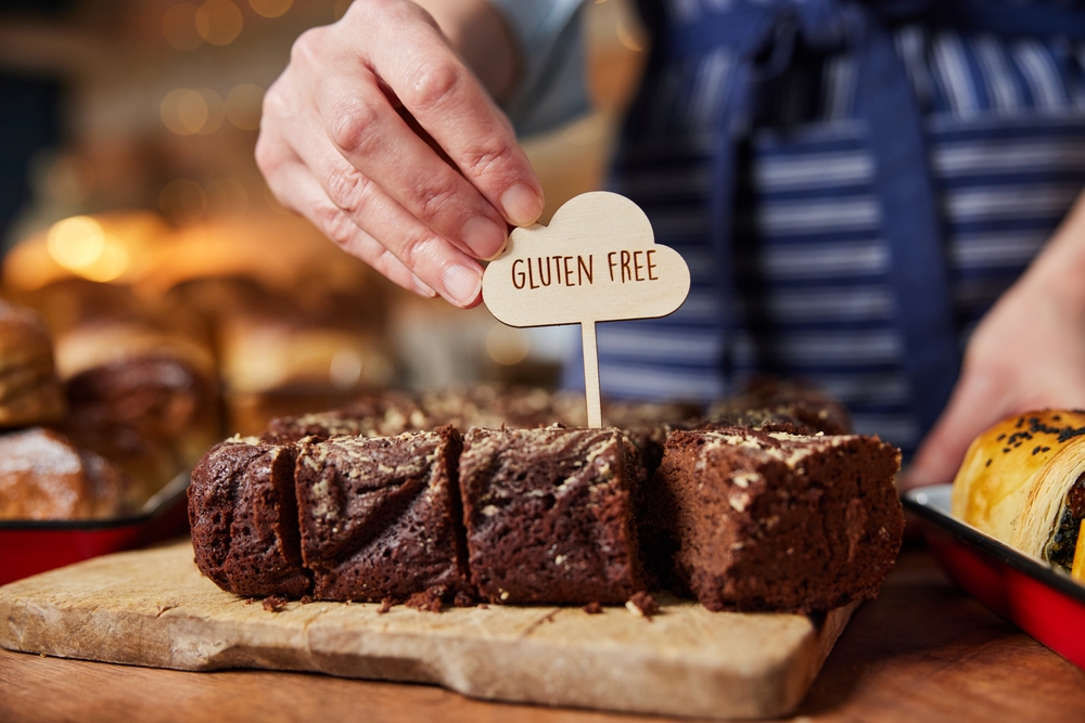 Sales,Assistant,In,Bakery,Putting,Gluten,Free,Label,Into,Freshly