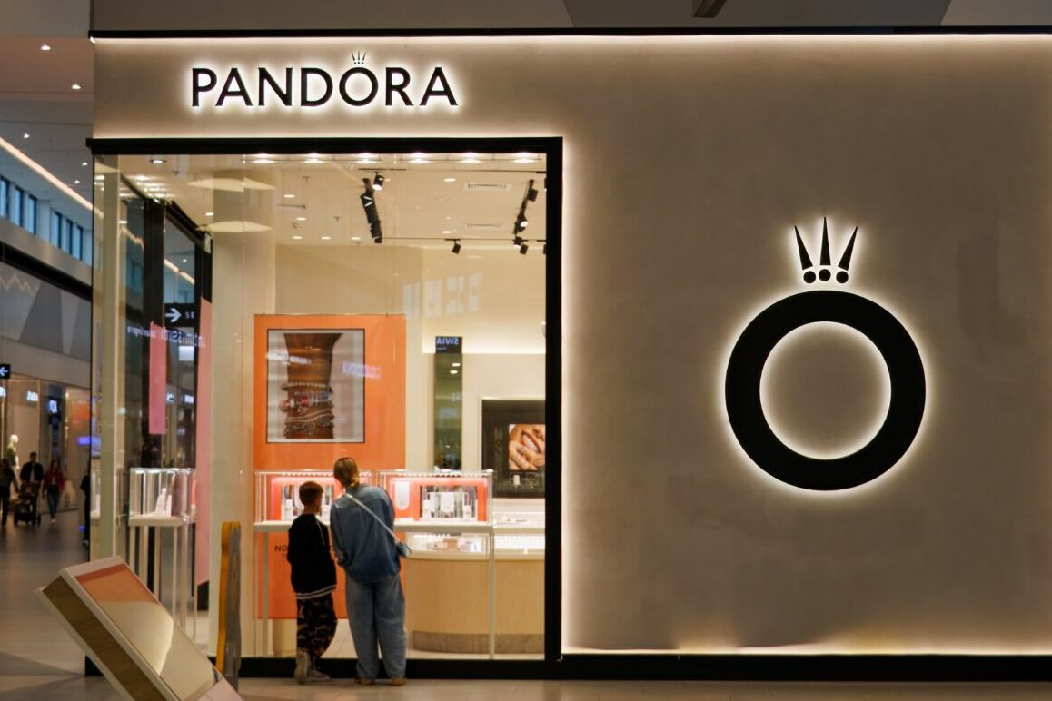 Pandora,Shop,Outlet,Store.,Brand,Pandora,Company,Logo,,Warsaw,,Poland