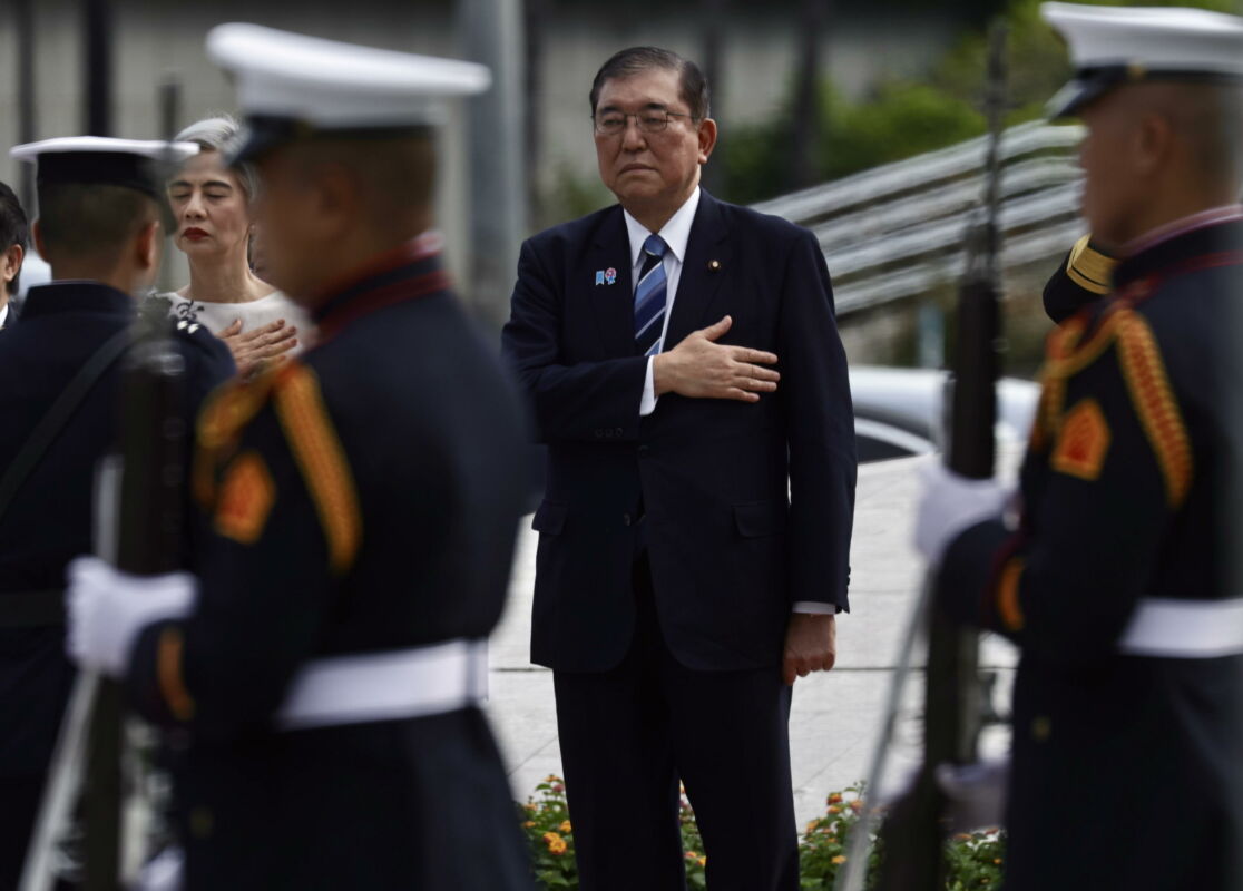 epa12061862 Japanese Prime Minister Shigeru Ishiba (C) attends a wreath laying ceremony to honor Filipino national hero Jose Rizal at the Luneta Park in Manila, Philippines, 29 April 2025. Ishiba is in Manila to improve economic and development cooperation, political and defense engagements between the two nations.  EPA/FRANCIS R. MALASIG