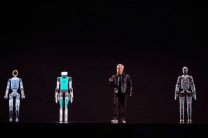 Jensen Wang sul palco del Ces di Las Vegas con i 14 robot umanoidi più avanzati.