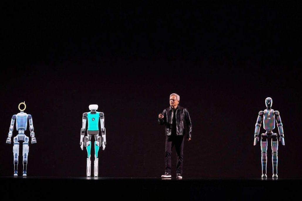 Jensen Wang sul palco del Ces di Las Vegas con i 14 robot umanoidi più avanzati.
