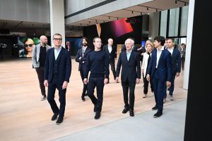 Leonardo Del Vecchio e Francesco Milleri con Mark Zuckerberg (Meta) negli spazi del Tortona Experience Center (2022)”
