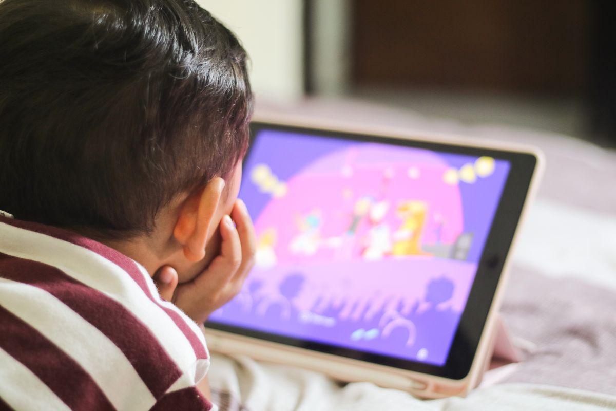 cefalea digitale bambini schermi ipad