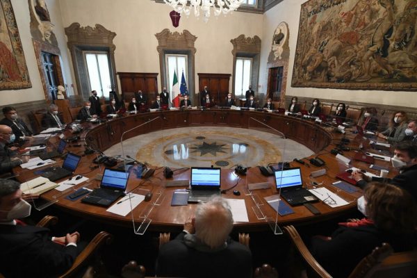 epa09009332 Italy's new Prime Minister Mario Draghi (C) holds the first council of Ministers at Chigi Palace in Rome, Italy, 13 February 2021.  EPA/ETTORE FERRARI / POOL