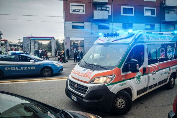 Un uomo è stato investito da una volante della polizia durante un inseguimento avvenuto per le strade del quartiere Barriera di Milano, alla periferia di Torino. E' successo in corso Giulio Cesare all'altezza del numero civico 32. Secondo una prima ricostruzione notata dagli agenti l'uomo sarebbe stato notato durante uno scambio di sostanze stupefacenti. Quando il presunto pusher si è accorto della presenza della polizia è fuggito. Durante l'inseguimento - a cui hanno partecipato diverse volanti - spostandosi dal marciapiede verso la carreggiata è stato travolto rimanendo schiacciato tra una volante e un furgone. Sul posto è arrivata l'ambulanza della Croce Verde, tra decine di persone che assistevano alla scena, visto anche l'elevato numero di auto della polizia presenti in zona. L'uomo ferito è stato trasportato in codice rosso all'ospedale San Giovanni Bosco, Torino 26 ottobre 2023. ANSA/TINO ROMANO