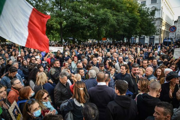 Per il dodicesimo sabato consecutivo dallo scorso 24 luglio, i manifestanti 'no green pass' milanesi hanno deciso di ritrovarsi in piazza Fontana a protestare contro le restrizioni del governo per i non vaccinati, Milano, 09 ottobre 2021. Alcuni degli organizzatori, guidati da Gianluigi Paragone, leader di Italexit, che meno di una settimana fa ha sfiorato l'elezione con il suo partito in Consiglio Comunale a Milano, hanno provato a convincere i manifestanti a limitare la protesta alla piazza con un sit in. Proposta bocciata dal grosso della manifestazione che ha risposto con il coro 'corteo, corteo'.
ANSA/MATTEO CORNER