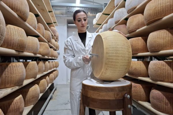Jessica Di Puorto, prima donna esperta battitrice di Parmigiano Reggiano.