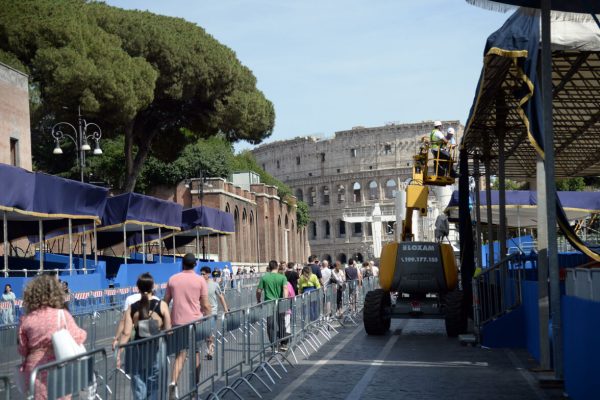 Preparativi e allestimenti per la parata celebrativa della Festa della Repubblica del 2 giugno in Via dei Fori Imperiali
Roma, 31 maggio 2022. 
ANSA/FABIO CIMAGLIA