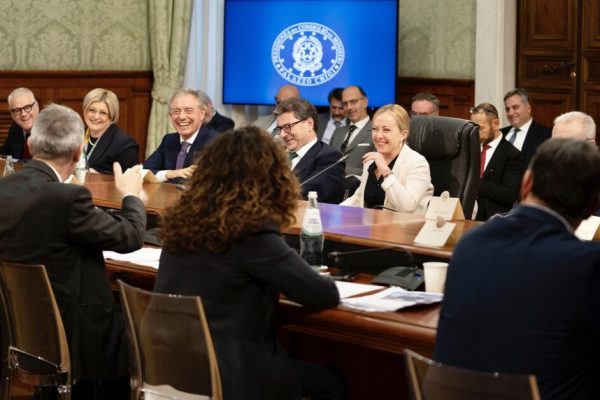 Giorgia Meloni al tavolo di confronto con i sindacati