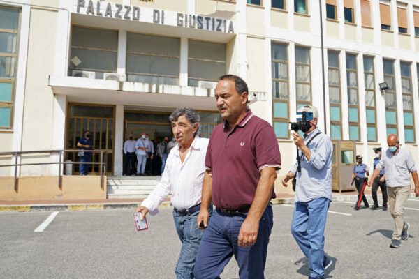 Domenico Lucano, ex sindaco di Riace, esce dal tribunale dopo la lettura della sentenza con cui il Tribunale di Locri lo ha condannato a 13 anni e due mesi di reclusione a Locri, 30 settembre 2021.
Foto ANSA/Marco Costantino