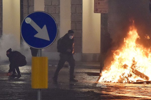 Scene di guerriglia urbana a Torino fra gruppi di manifestanti scesi in piazza per protestare contro le misure anti Covid e le forze dell'ordine, 26 ottobre 2020. ANSA/ALESSANDRO DI MARCO