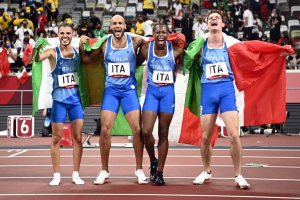 epa09401443 (L-R) Lorenzo Patta, Lamont Marcell Jacobs, Eseosa Fostine Desalu and Filippo Tortu of Italy celebrate after winning the Men's 4x100m Relay final of the Athletics events of the Tokyo 2020 Olympic Games at the Olympic Stadium in Tokyo, Japan, 06 August 2021.  EPA/CHRISTIAN BRUNA