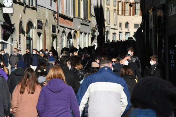 La gente si è riversata per le strade il primo giorno del passaggio a zona gialla a Bergamo, 13 dicembre 2020.
ANSA/FILIPPO VENEZIA