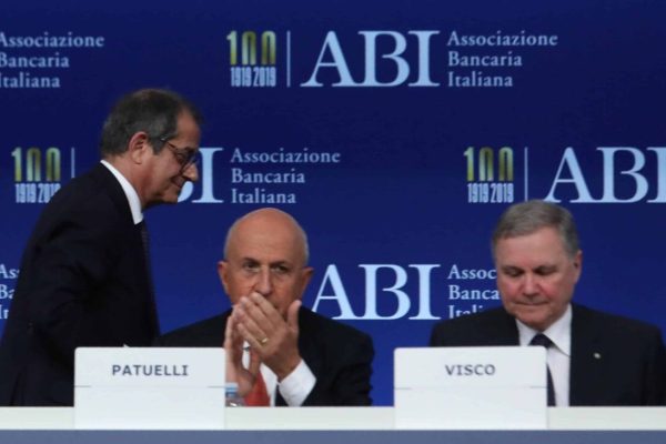 Da sinistra: il ministro delleconomia Giovanni Tria; il presidente dellAbi Antonio Patuelli e il Governatore della Banca dItalia Ignazio Visco a palazzo Mezzanotte in occasione dellassemblea annuale dellAbi. Milano 12 luglio 2019.
ANSA / MATTEO BAZZI