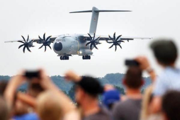 epa06795886 Spectators look on a landing Airbus A400M aircraft of the German Air Force (Luftwaffe) during the 'Day of the German Forces' (Tag der Bundeswehr') at the air force base in Wunstorf, northern Germany, 09 June 2018. Wunstorf near Hanover is the biggest of the 16 military bases throughout Germany inviting public for an open day. The base shelters the A400M fleet of the German Air Force.  EPA/FOCKE STRANGMANN