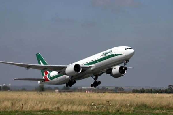 Un aereo di Alitalia in fase di decollo allì'aeroporto di Roma, Leonardo Da Vinci, a Fiumicino, 11 aprile 2018. 
ANSA/Redazione Telenews