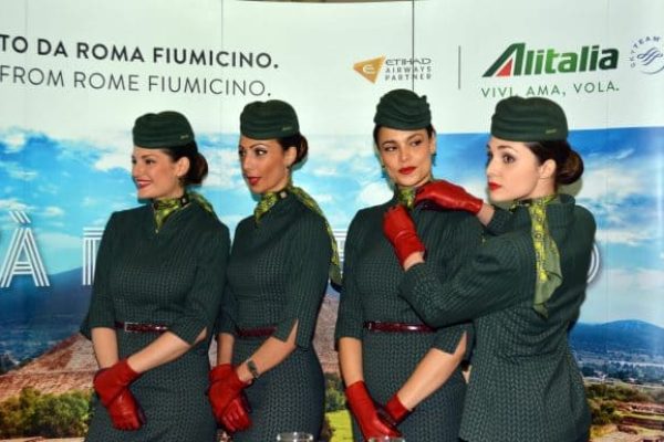 Un gruppo di Assistenti di volo con le nuove divise durante la cerimonia di inaugurazione del volo Alitalia Roma-Città del Messico, il primo collegamento diretto della compagnia tra l'Italia e il Messico, 16 giugno 2016. ANSA/ TELENEWS