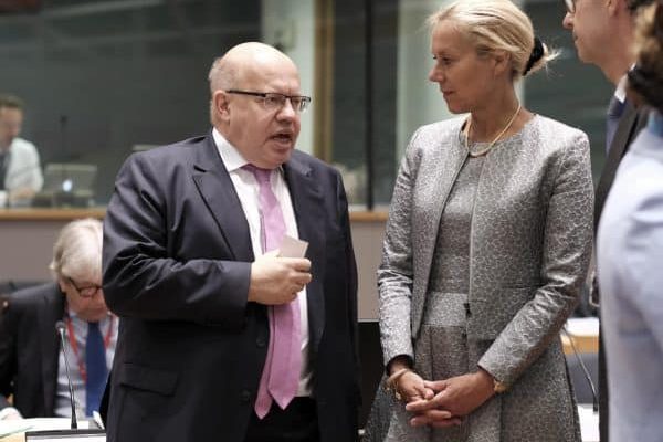 epa06755219 German Economy Minister Peter Altmaier chats with Dutch Minister for Trade Sigrid Kaag (R) during a European foreign affairs council on trade in Brussels, Belgium, 22 May 2018. EU ministers will exchange views on trade relations with the United States.  EPA/OLIVIER HOSLET
