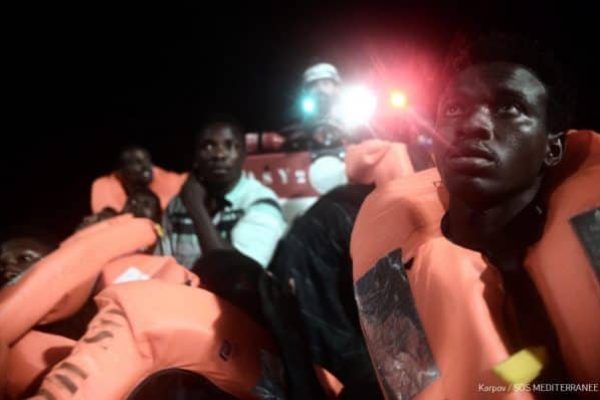 "L'#Aquarius si dirige verso nord, seguendo le istruzioni ricevute dopo i soccorsi e i trasbordi operati la scorsa notte sotto il coordinamento del MRCC di Roma. L'Aquarius è nell'attesa di istruzioni definitive per quanto riguarda il porto di sbarco (port of safety)". Lo scrive, in un post su Facebook, Sos Mediterranee Italia.
FACEBOOK SOS MEDITERRANEE ITALIA/KENNY KARPOV
+++ATTENZIONE LA FOTO NON PUO' ESSERE PUBBLICATA O RIPRODOTTA SENZA L'AUTORIZZAZIONE DELLA FONTE DI ORIGINE CUI SI RINVIA+++ ++HO-NO SALES EDITORIAL USE ONLY++