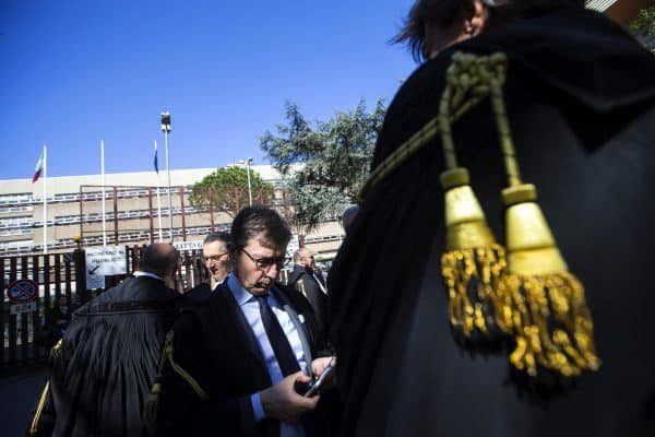 Un momento della manifestazione degli avvocati della camera penale davanti il Tribunale di Roma di piazzale Clodio, sede della città giudiziaria, contro il disegno di legge che prevede la videoconferenza e la sospensione della prescrizione, Roma, 10 aprile 2017. ANSA/ANGELO CARCONI