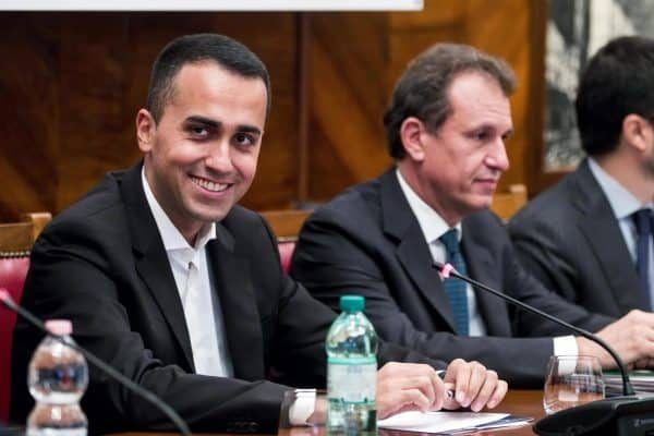 Il ministro del Lavoro dello Sviluppo economico e vicepremier Luigi Di Maio durante l'incontro con i sindacati per Alitalia al Mise, Roma, 12 ottobre 2018. ANSA/ANGELO CARCONI