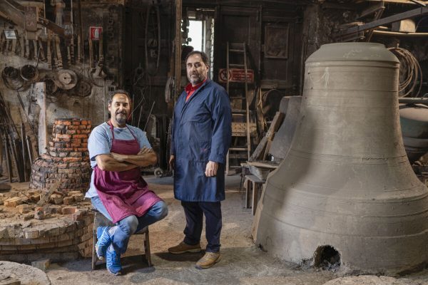 Agnone, Molise - Nella foto Pasquale (sx) e Armando Marinelli, titolari della fonderia.
Ad Agnone, la tradizione di forgiare e fondere i metalli rislae a 2500 anni fa, al Medioevo. La fonderia Marinelli, con oltre otto secoli di attività, è l’officina in cui vengno prodotte camoane più antica del mondo. Ad oggi i Marinelli continuano questa secolare tradizione forgiando campane dai bellissimi rilievi artistici e dalla perfetta sonorità. Nel 1924, Papa Pio XI, concesse alla famiglia Marinelli di effiggiarsi dello stemma Pontificio.
Ph. Roberto Salomone