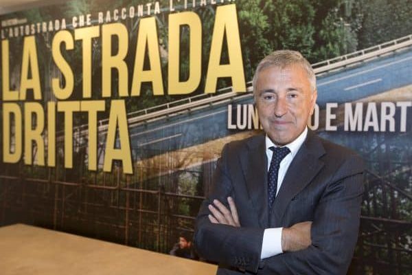 L'amministratore delegato di Autostrade per l'Italia Spa e Atlantia Spa, Giovanni Castellucci, posa per i fotografi in occasione della presentazione della fiction RAI "La strada dritta". Roma, 16 ottobre 2014. ANSA/CLAUDIO PERI