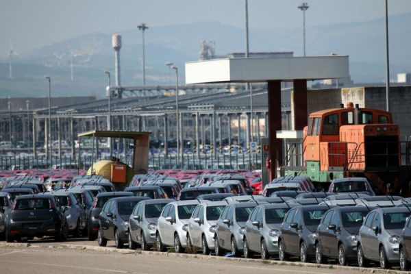 Parte delle ventimila autovetture ferme nei piazzali della Fiat Sata di Melfi (Potenza), 15 marzo 2012,  dove a causa del protrarsi dello sciopero delle bisarche la produzione di auto nuove e'  ferma. Domani si fermeranno a causa dello sciopero delle bisarche tutti gli stabilimenti della Fiat: Melfi, Pomigliano, Cassino e Sevel. A Mirafiori non si lavora per la cassa integrazione.
ANSA/ANTONIO VECE