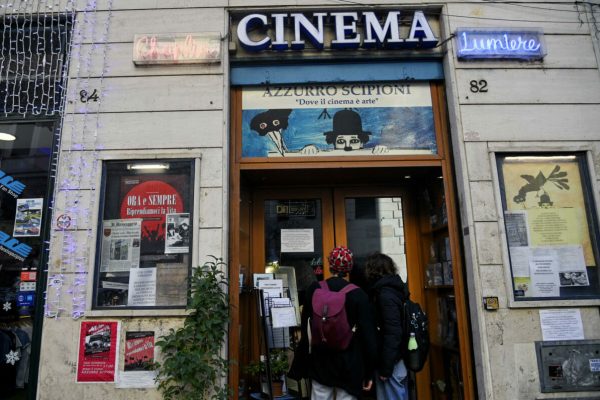 Cinema e palestre ancora chiusi per covid, nella foto il cinema Azzurro Scipioni a Roma, 29 dicembre 2020. ANSA/RICCARDO ANTIMIANI