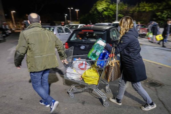 Persone in fila nella notte a un supermercato del quartiere Balduina, Roma 10 marzo 2020. 
ANSA/ALESSANDRO DI MEO