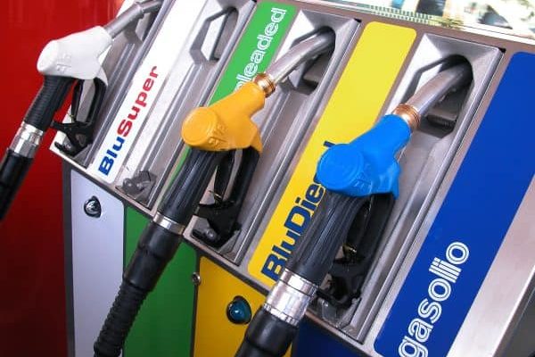 20080526 - ROMA - ECO : BENZINA: DIESEL SORPASSA VERDE, PER PRIMA VOLTA PIU'CARO.  SCARTO DI 5 MILLESIMI/LITRO ALLA ESSO, PARITA' PER ALTRI MARCHI. Un distributore di benzina a Roma in un'immagine d'archivio del 01 settembre 2005.   Il gasolio 'dribbla' la benzina. Per la prima volta il diesel ha superato la verde, con uno scarto di 5 millesimi al litro nello stesso impianto. Con i rincari scattati oggi, infatti, il prezzo del gasolio che Esso consiglia ai gestori come riferimento si e' portato a quota 1,509 euro al litro, contro 1,504 euro della verde. E per un'auto di media cilindrata un pieno di diesel risulta piu' caro di uno di benzina: 75,45 euro contro 75,20. Non solo. Per tutti gli altri marchi e' ormai parita' tra i listini dei due carburanti: diesel e benzina hanno lo stesso prezzo. L'allineamento si era verificato per la prima volta il 15 maggio, dopo che da inizio anno il gasolio si era messo in moto alla rincorsa della benzina. ANSA / ARCHIVIO / MASSIMO CAPODANNO / PAL