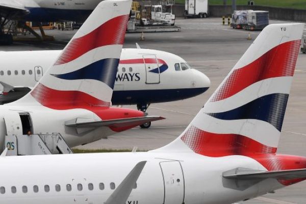 epa05997423 British Airways aircraft stand on their parking positions at Heathrow Airport in London, Britain, 29 May 2017. British Airways (BA) passengers are enduring a third day of delays following a IT meltdown that disrupted 75,000 passengers flights worldwide after BA on 27 May had to cancel flights from London's Heathrow and Gatwick airports due to a major IT failure that cqaused 'severe disruption' to ithe carrier's global operations.  EPA/ANDY RAIN