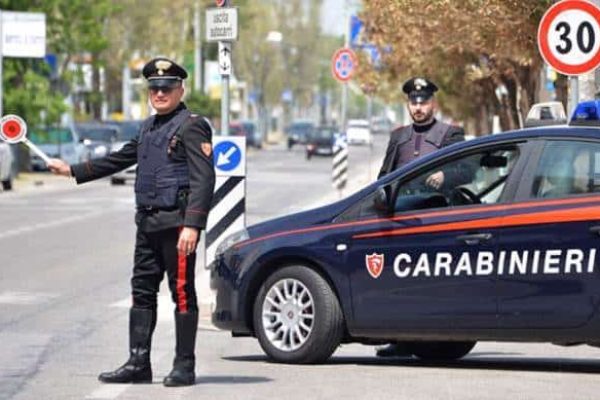 Controllo stradale di una pattuglia dei Carabinieri