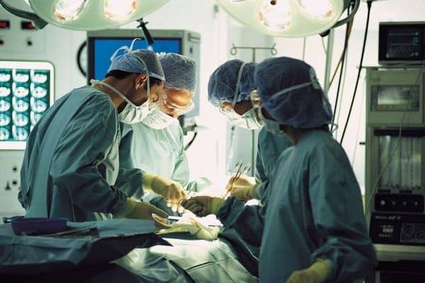 Trapianti: crescono in TOscana - medici sala operatori sanità dottori chirurghi