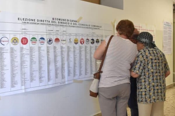 Elettori nel seggio elettorale della scuola Carducci di Catania, nel giorno del voto per il rinnovo dei sindaci e dei Consigli comunali, 10 giugno 2018. 
ANSA/ORIETTA SCARDINO