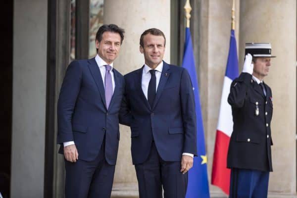 epa06809620 French President Emmanuel Macron (C) welcomes Italian Prime Minister Giuseppe Conte (L), prior to their meeting at Elysee palace in Paris, France, 15 June 2018.  EPA/CHRISTOPHE PETIT TESSON