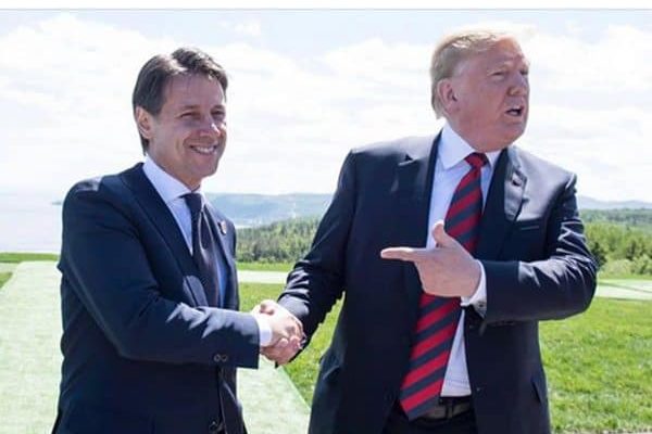 Il presidente del Consiglio Giuseppe Conte (S) stringe la mano al presidente statunitense, Donald Trump, durante il G7 in Canada, in una immagine pubblicata sul suo profilo Facebook, 08 giugno 2018.
FACEBOOK GIUSEPPE CONTE
+++ ATTENZIONE LA FOTO NON PUO' ESSERE PUBBLICATA O RIPRODOTTA SENZA L'AUTORIZZAZIONE DELLA FONTE DI ORIGINE CUI SI RINVIA +++ ++HO - NO SALES EDITORIAL USE ONLY++