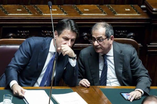 Il presidente del Consiglio Giuseppe Conte (S) con il ministro dell'Economia Giovanni Tria (D) durante le comunicazioni alla Camera in vista del Consiglio europeo del 13 e 14 dicembre a Bruxelles, Roma, 11 dicembre 2018. ANSA/ANGELO CARCONI