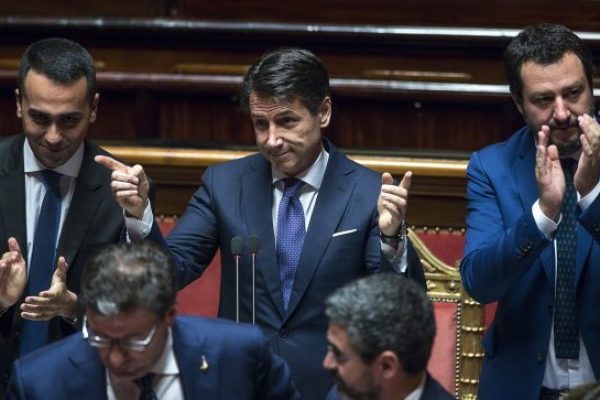 Il presidente del Consiglio Giuseppe Conte (C) con il ministro dell'Interno e vicepremier Matteo Salvini (D) e il ministro del Lavoro e vicepremier Luigi Di Maio (S), nell'Aula del Senato durante le sue dichiarazioni programmatiche, Roma, 05 giugno 2018. ANSA/ANGELO CARCONI