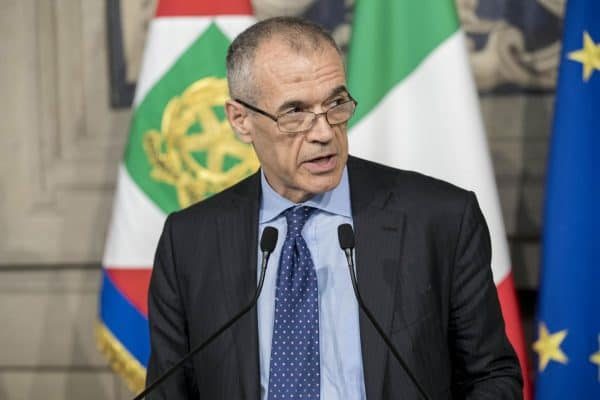 epa06768493 A handout photo made available by the Quirinale Palace press office shows designated Italian Prime Minister Carlo Cottarelli addressing the media after a meeting with Italian President Sergio Mattarella at the Quirinal Palace in Rome, Italy, 28 May 2018.  EPA/QUIRINALE PALACE/FRANCESCO AMMENDOLA HANDOUT  HANDOUT EDITORIAL USE ONLY/NO SALES