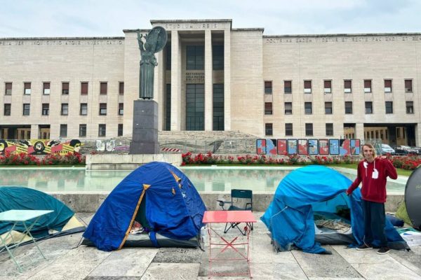 Gli stdenti  protestano dentro una tenda da campeggio contro i rincari degli affitti davanti alla Sapienza a Roma, 10 maggio 2023.
ANSA/Annachiara Mottola