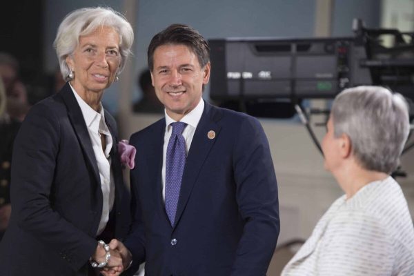 Il presidente del Consiglio Giuseppe Conte con il direttore del Fmi Christine Lagarde durante il G7 a Charlevoix, Canada, 9 giugno 2018. ANSA/ UFFICIO STAMPA PALAZZO CHIGI ++HO -NO SALES EDITORIAL USE ONLY++
