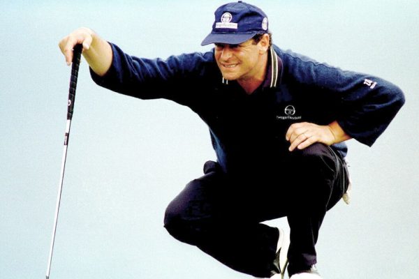 AUK02 - 19981122 - AUCKLAND, NEW ZEALAND : Italy's Costantino Rocca lines up a putt in the final round of the Golf World Cup 22 November. Italy were runners up to England by two strokes. EPA PHOTO AFP/DAVID HALLET  /ANSA/TO